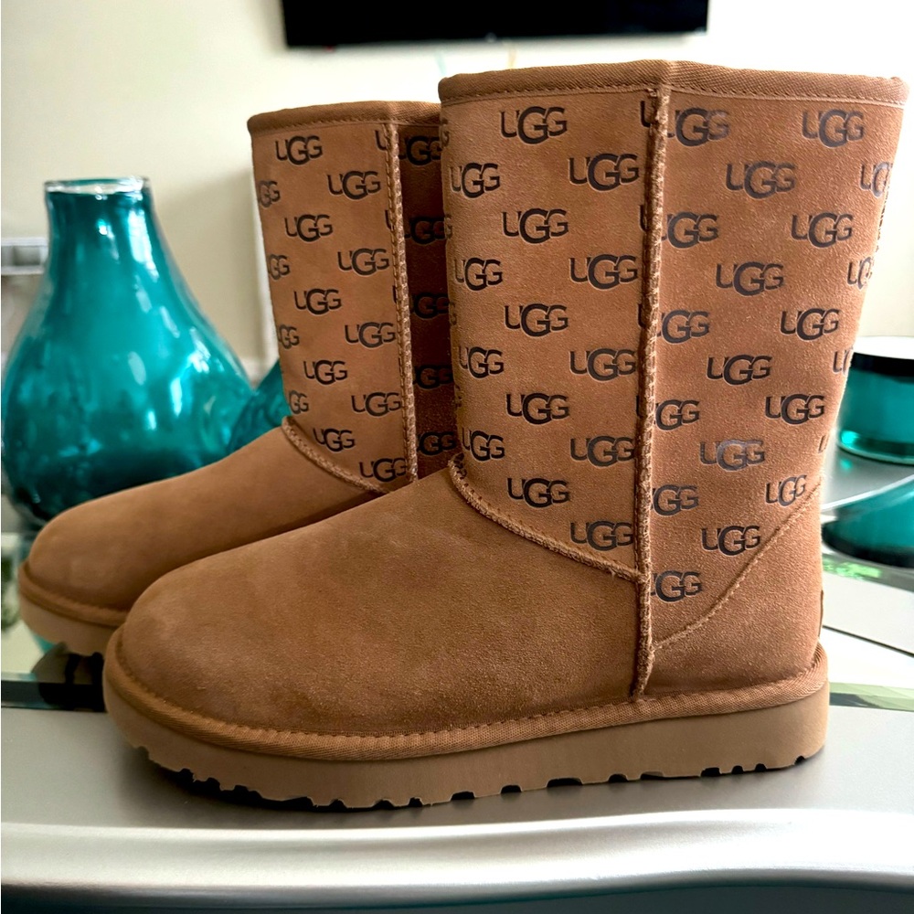 SOLD ⭐️Size 8 Embossed Uggs Brand New